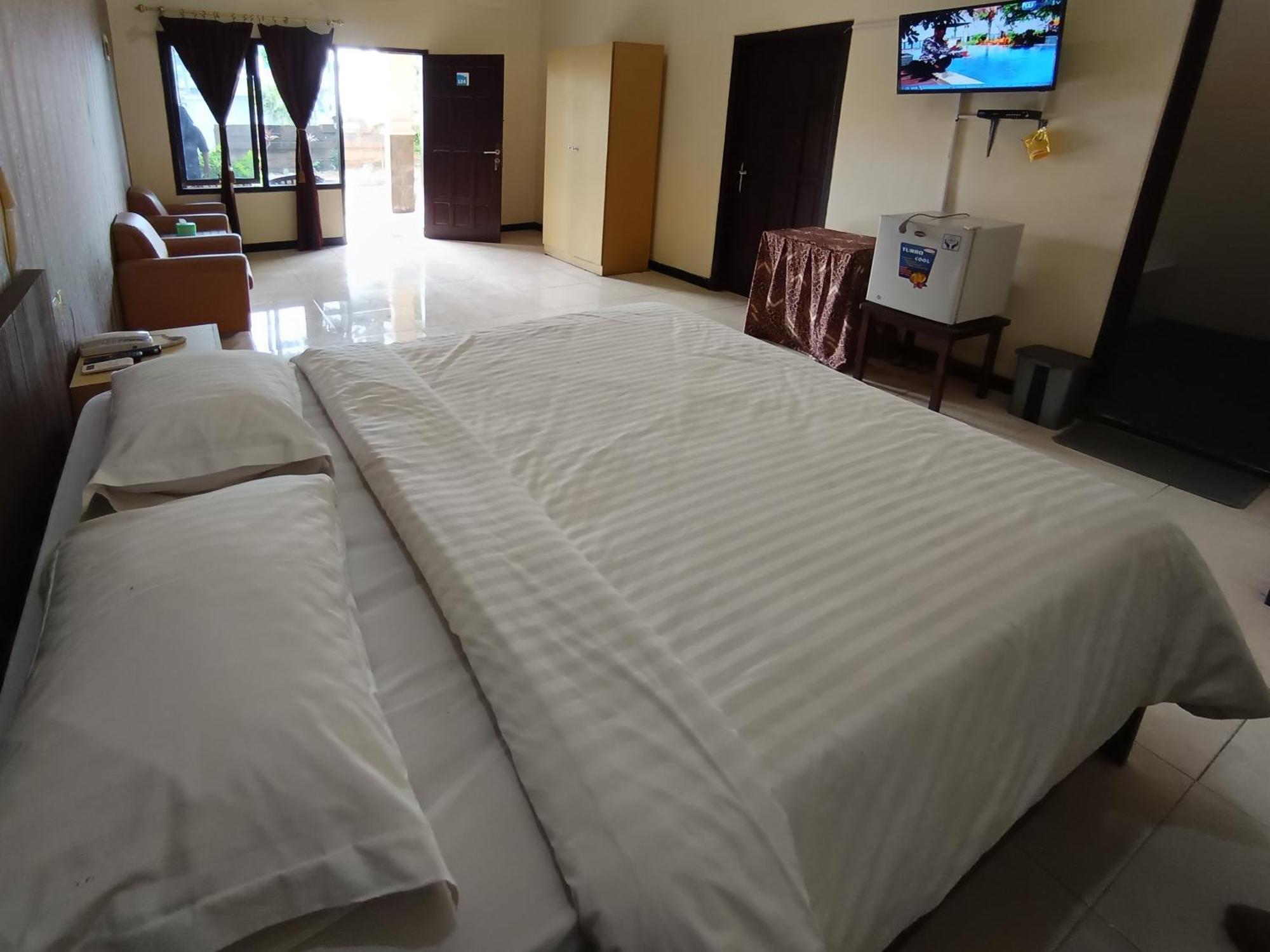 Gita Puri Redpartner Blitar Hotel Exterior photo
