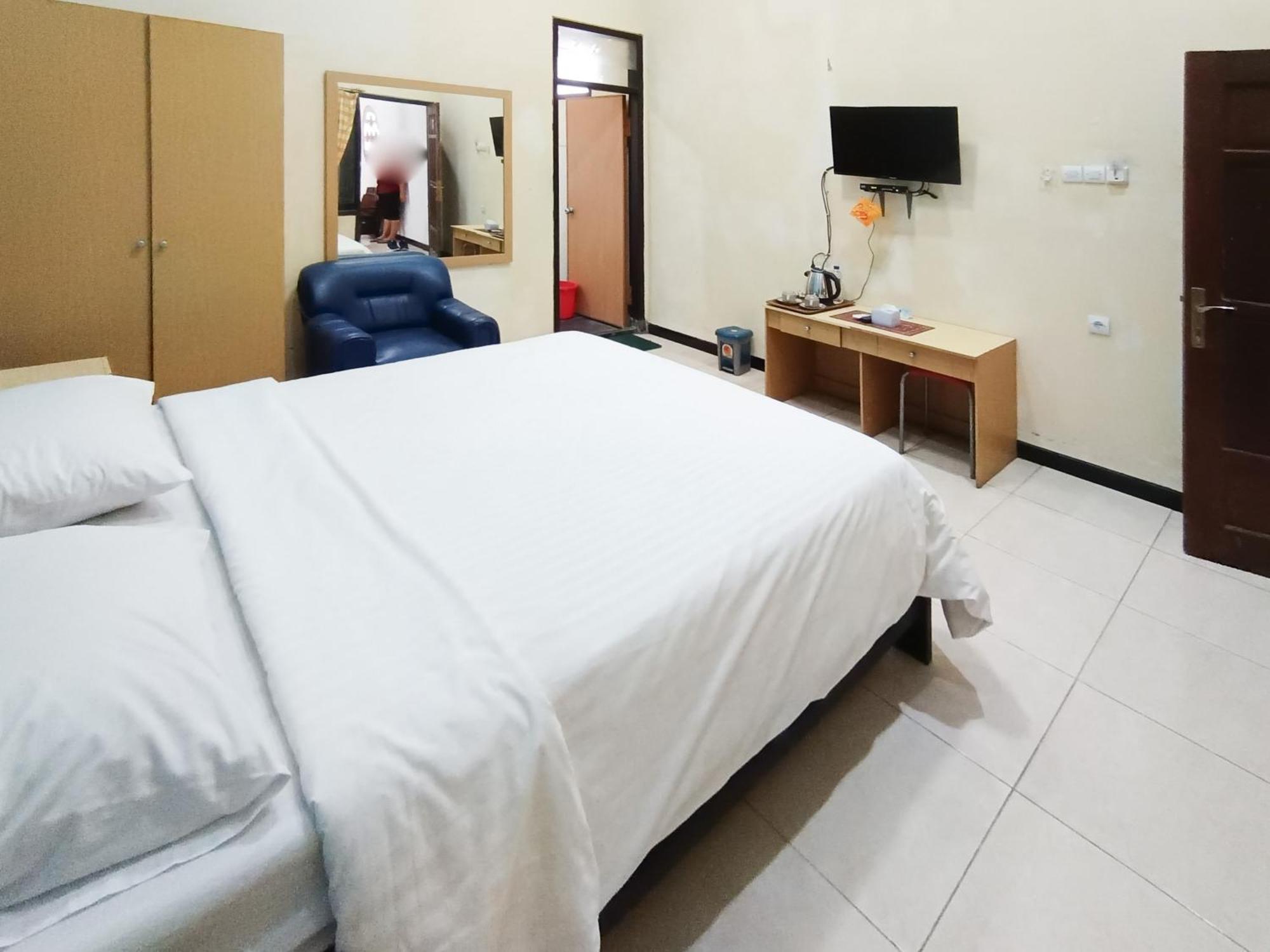 Gita Puri Redpartner Blitar Hotel Exterior photo