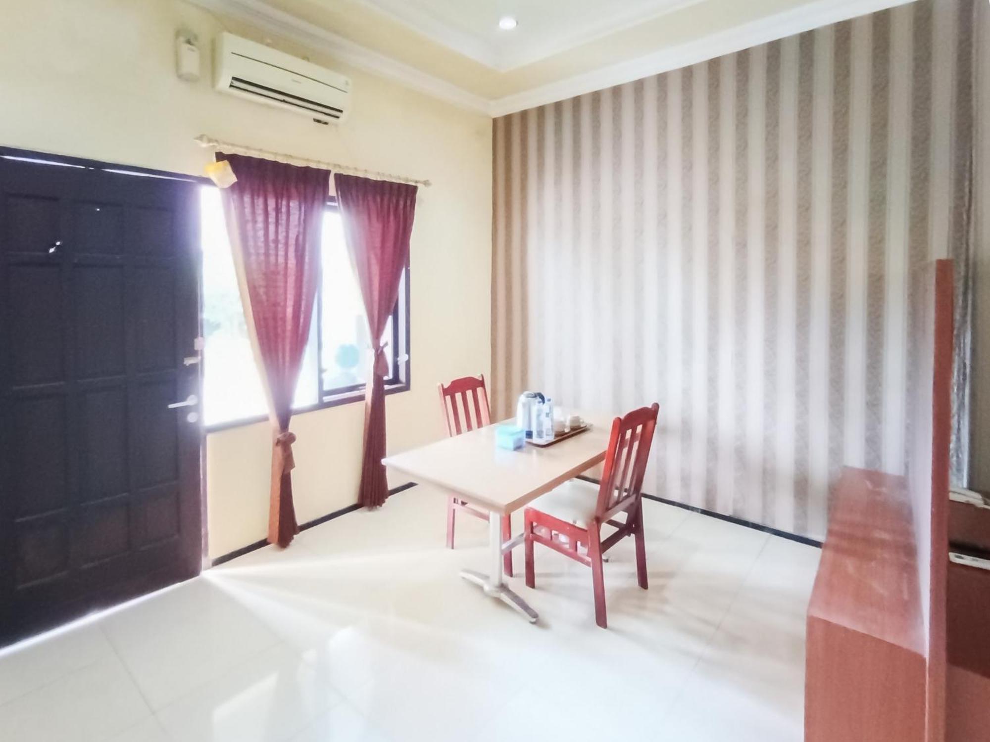 Gita Puri Redpartner Blitar Hotel Exterior photo