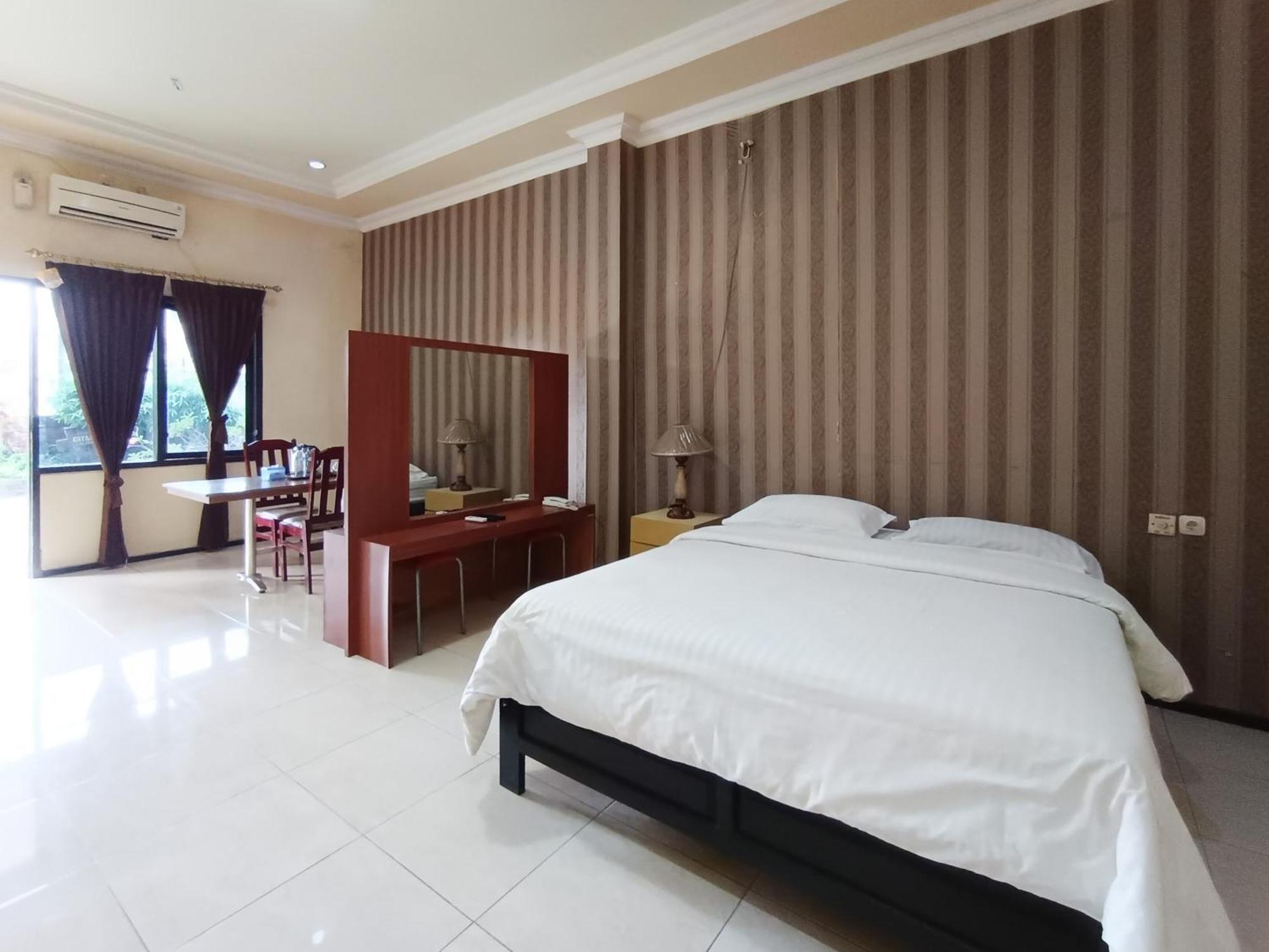 Gita Puri Redpartner Blitar Hotel Exterior photo