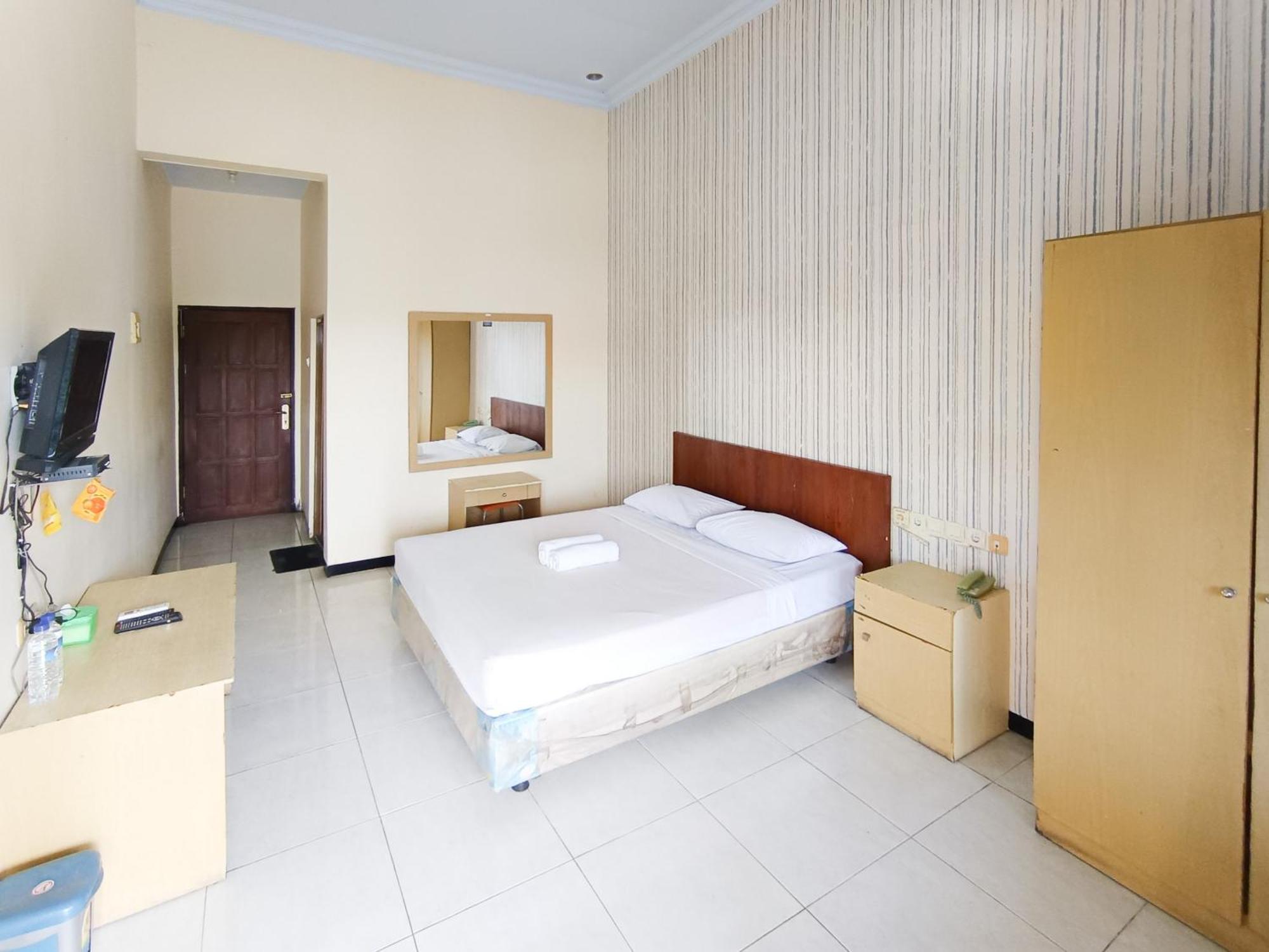 Gita Puri Redpartner Blitar Hotel Exterior photo