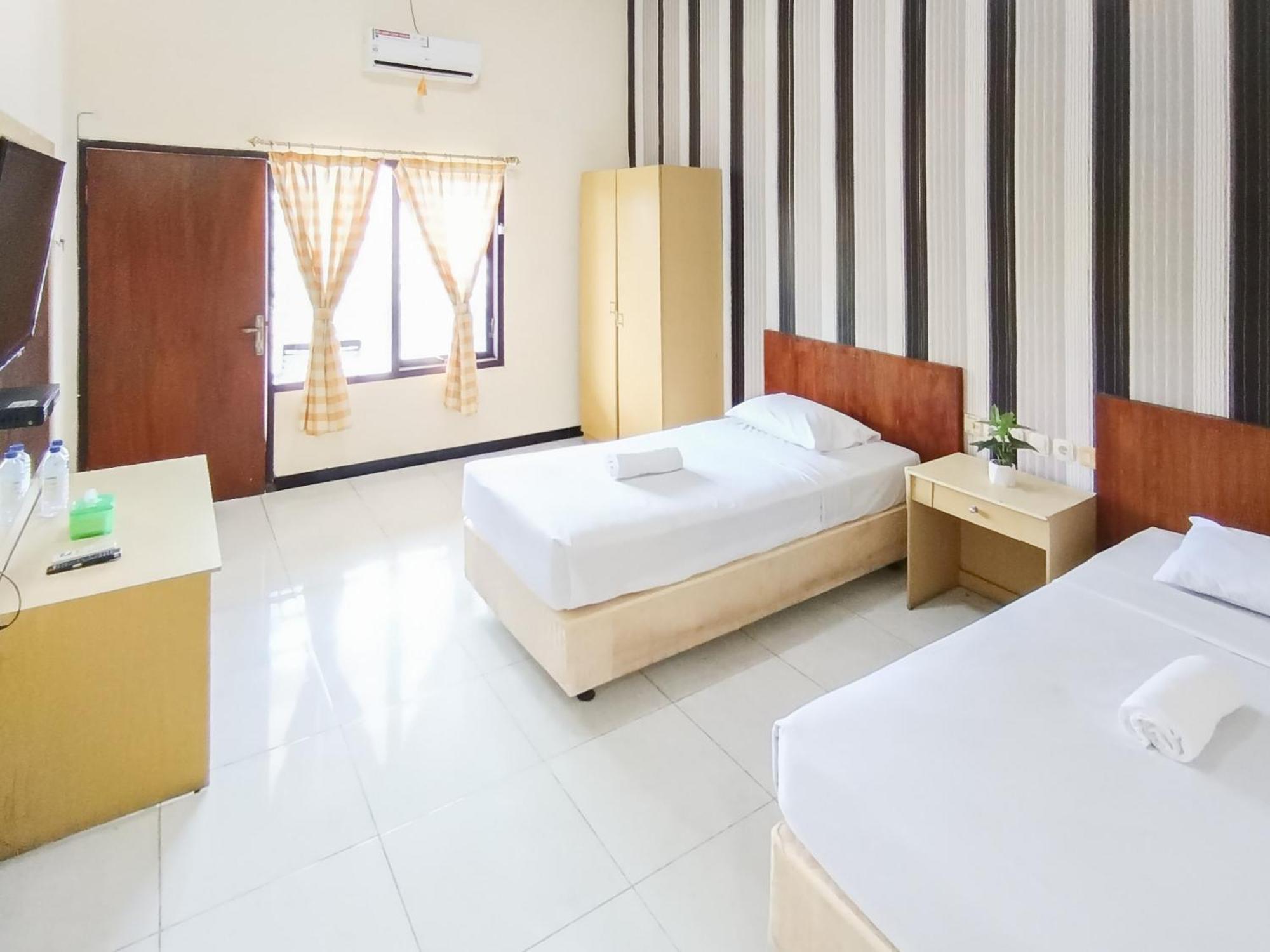 Gita Puri Redpartner Blitar Hotel Exterior photo