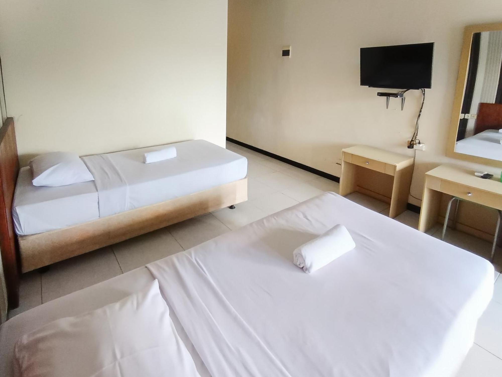 Gita Puri Redpartner Blitar Hotel Exterior photo