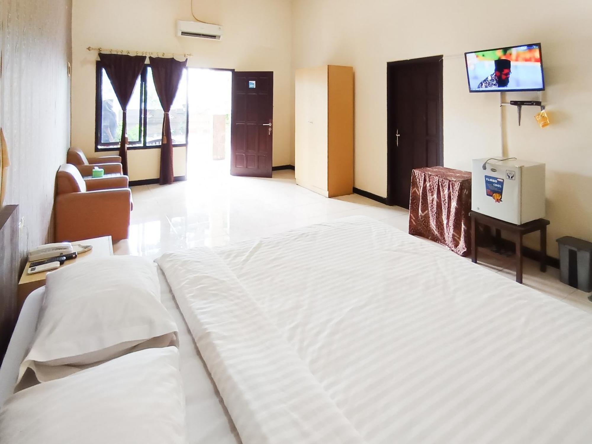 Gita Puri Redpartner Blitar Hotel Exterior photo