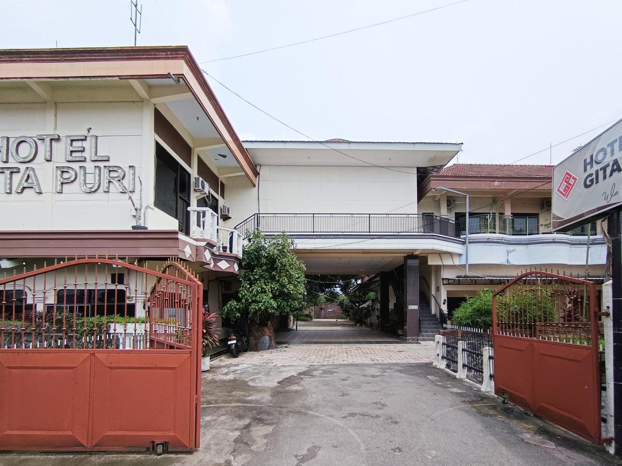 Gita Puri Redpartner Blitar Hotel Exterior photo