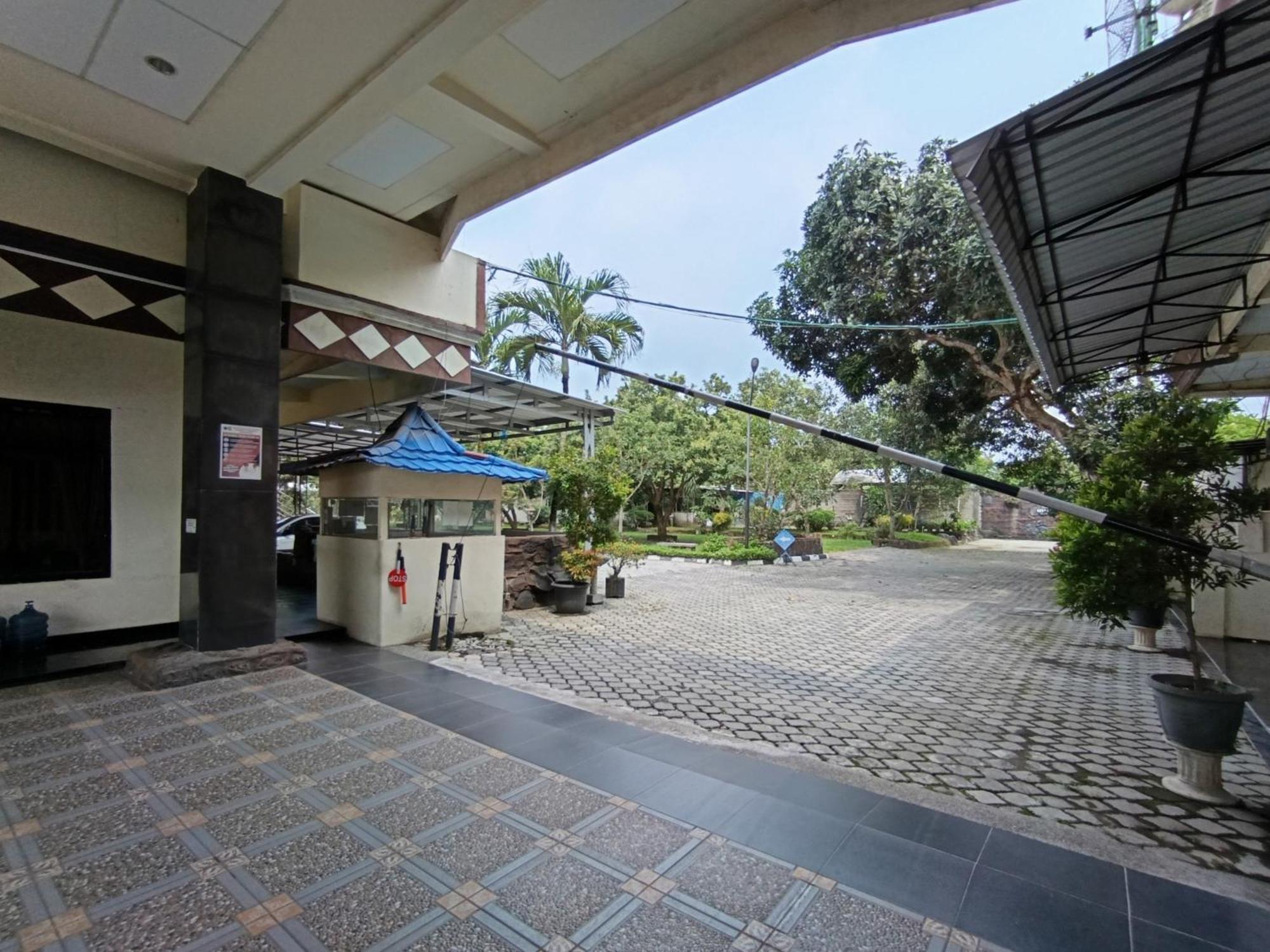 Gita Puri Redpartner Blitar Hotel Exterior photo