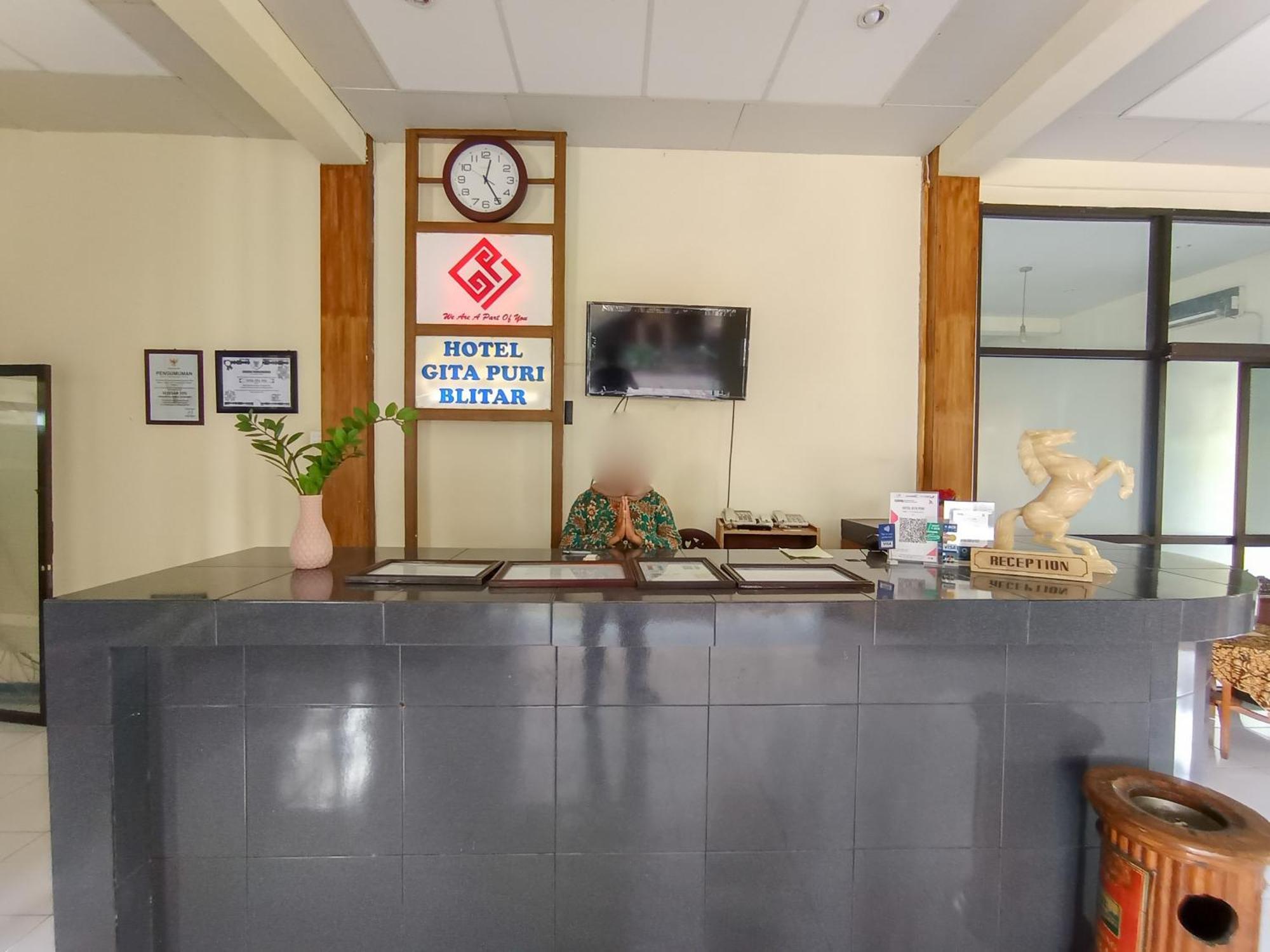 Gita Puri Redpartner Blitar Hotel Exterior photo