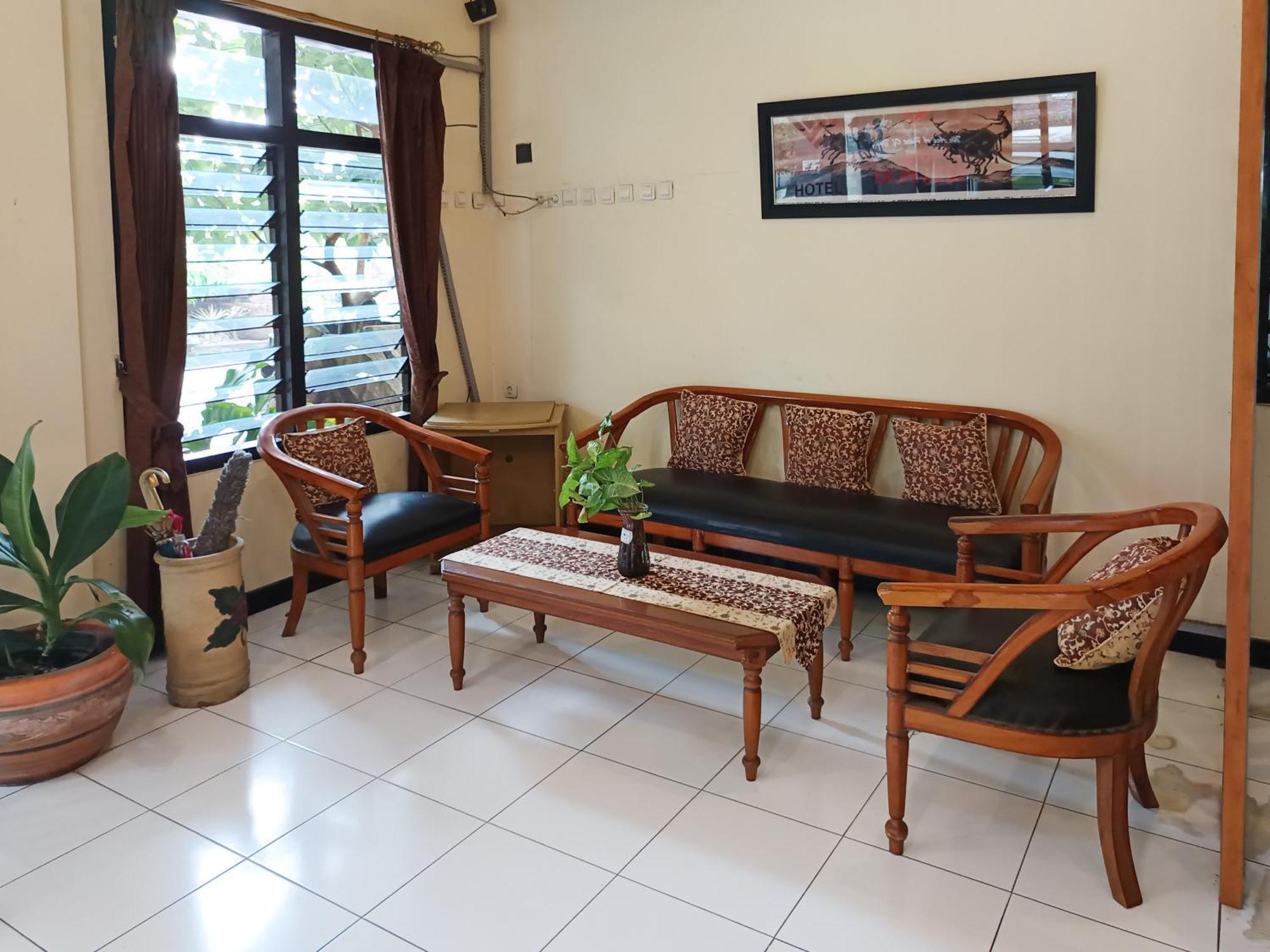 Gita Puri Redpartner Blitar Hotel Exterior photo