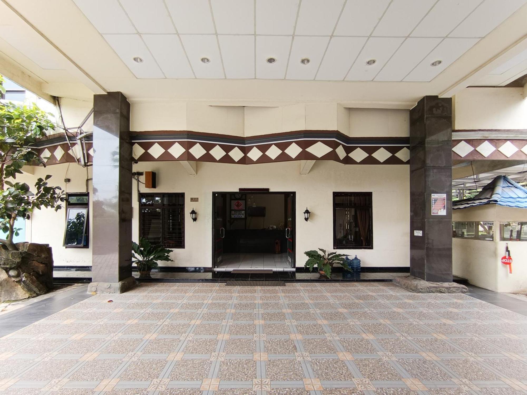 Gita Puri Redpartner Blitar Hotel Exterior photo
