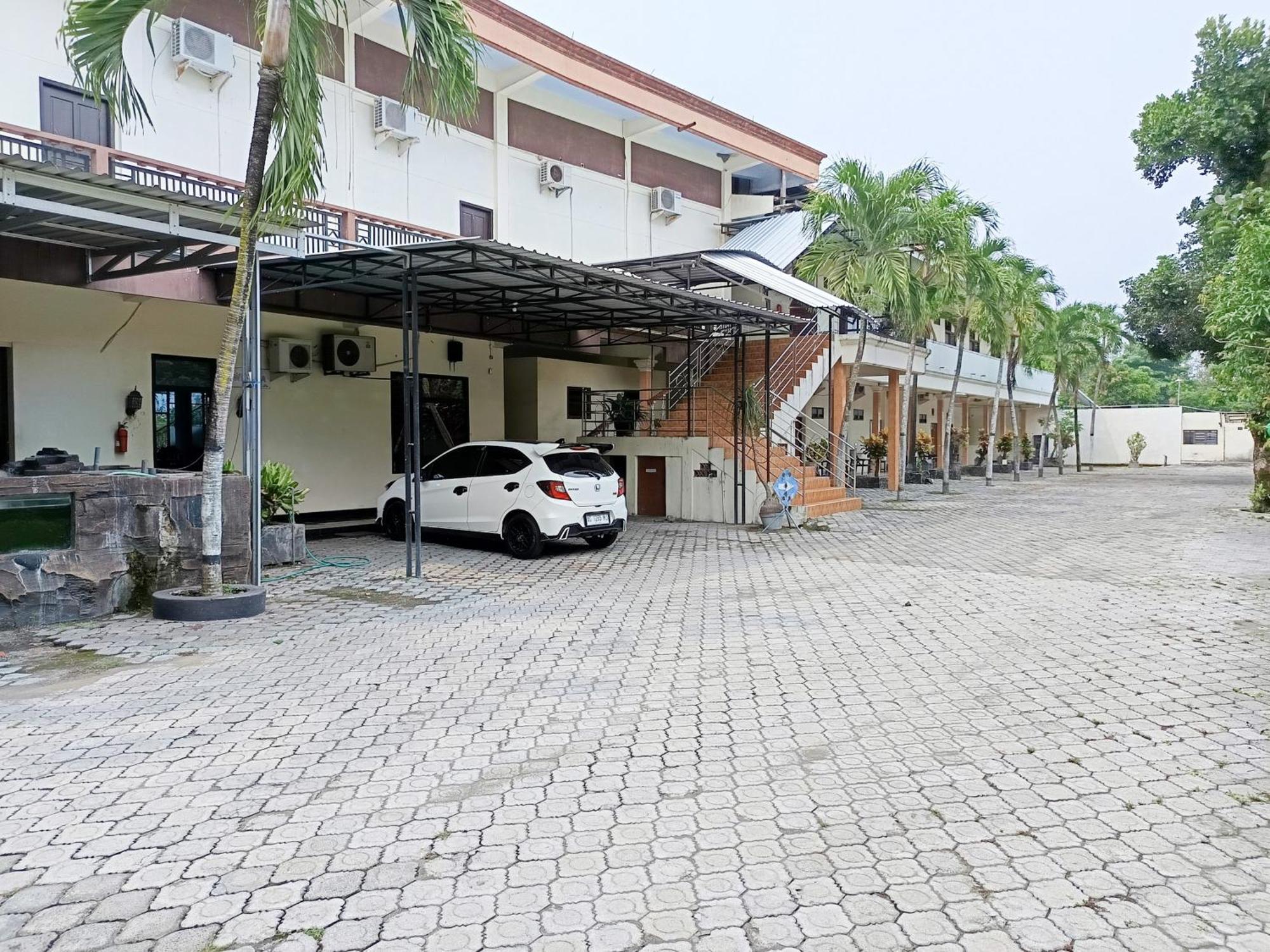 Gita Puri Redpartner Blitar Hotel Exterior photo